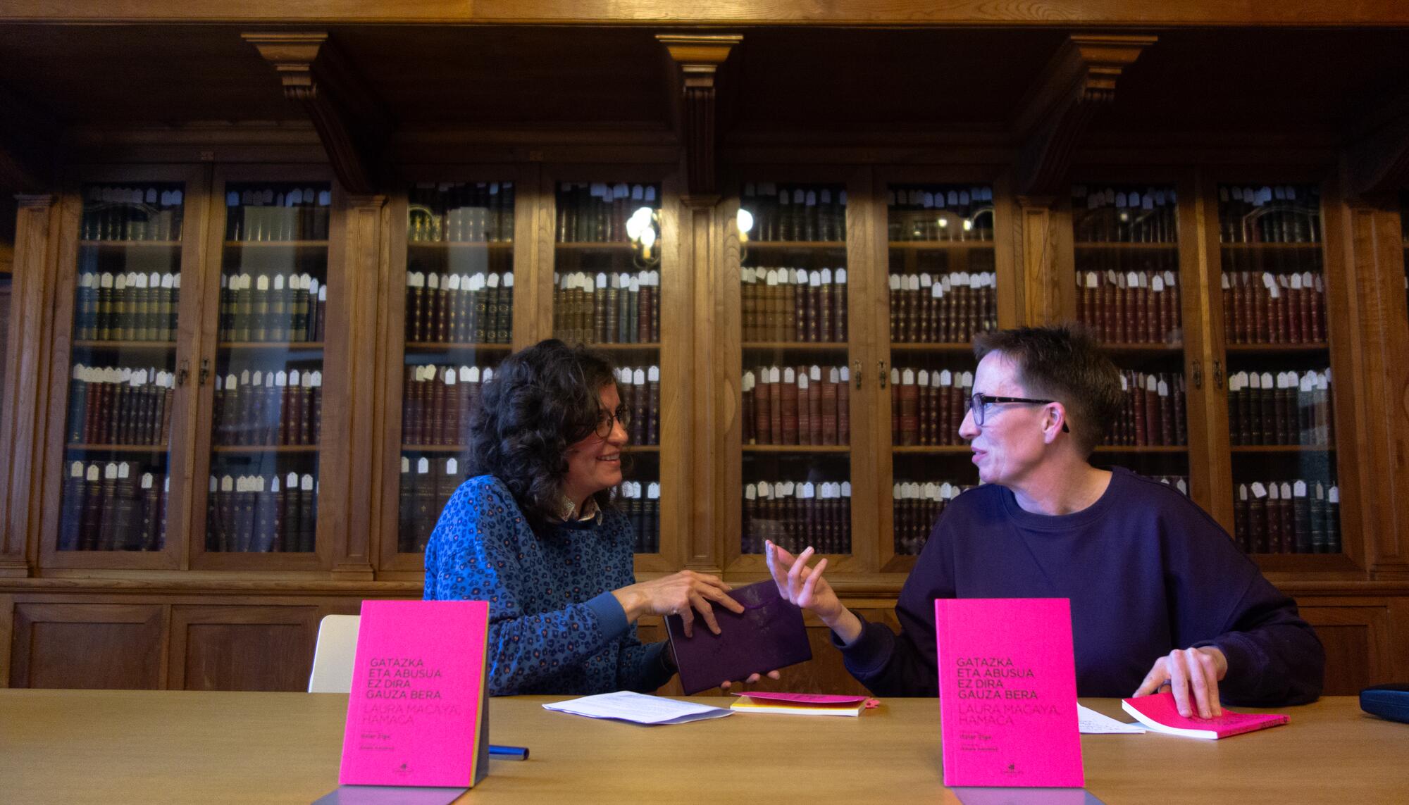 Nerea Fillat eta Amaia Astobiza "Gatazka eta abusua ez dira gauza bera" liburu aurkezpenean.